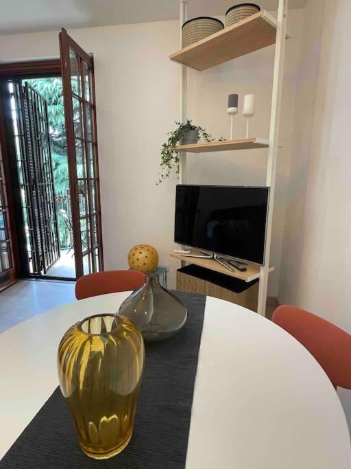 Grazioso Appartamento In Condominio Nel Verde Бучинаско Екстериор снимка
